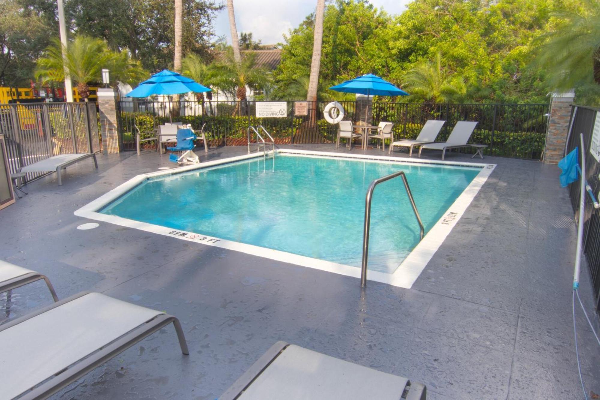 Holiday Inn Express And Suites Fort Lauderdale Airport West By Ihg Davie Exterior photo